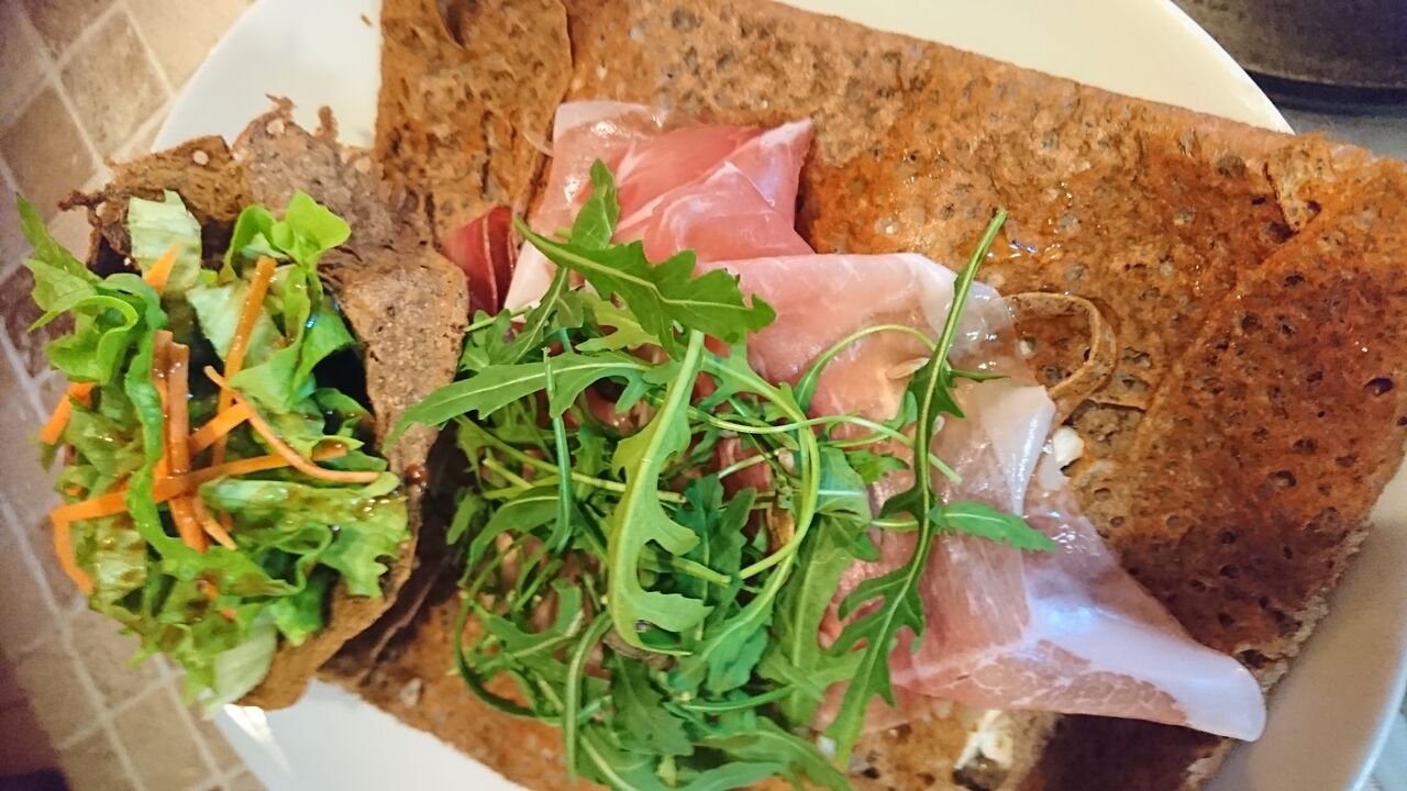 Chèvre, miel de fleurs, speck, roquette, mélange de graines