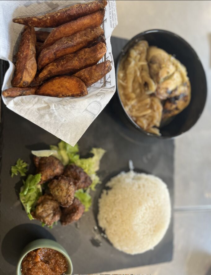 Assiette garnie de patates douces accompagnées de son Yassa, ils sont riz et ses Accras