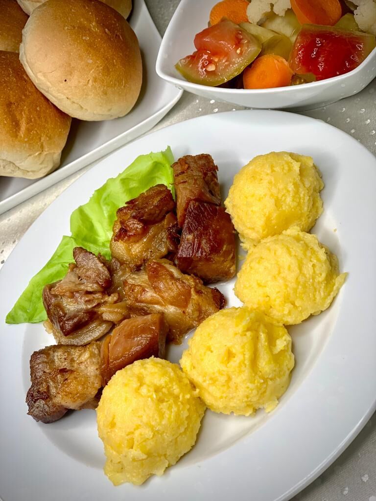 Pomana porcului cu mamaliguta