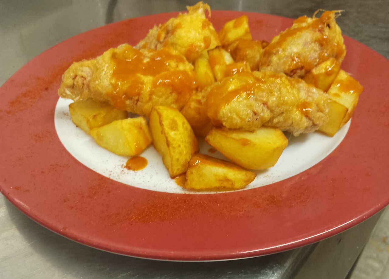 Piquillos rellenos de bacalao y rebozados