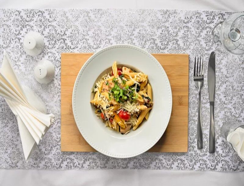 Makaron z kurczakiem suszonymi pomidorami i szpinakiem baby 35 zł