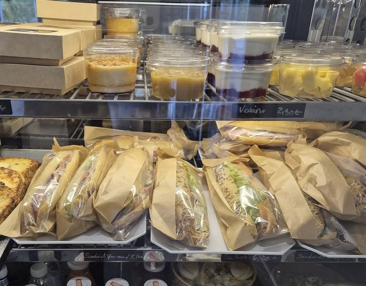 Vitrine de la vente à emporter : sandwichs au rôti de porc poivré, sandwichs type salade César
