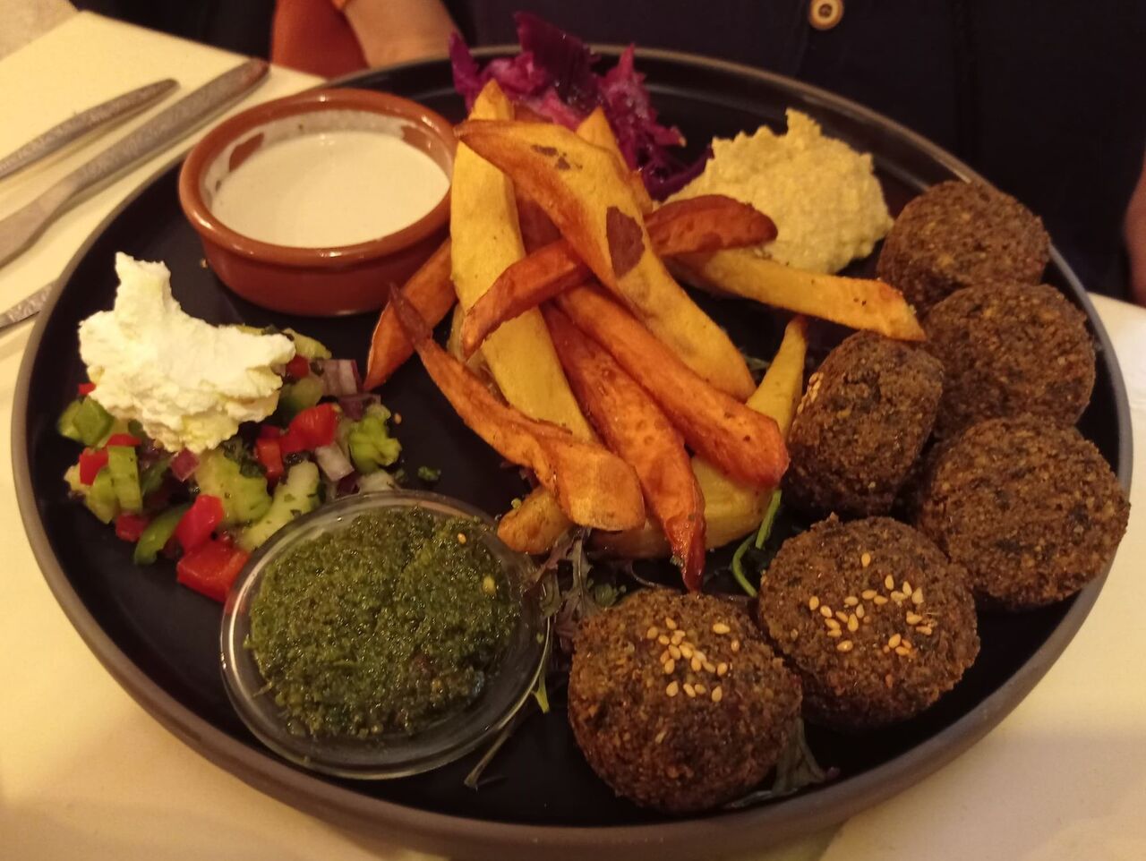 Falafels pois chiche et fèves, crudités et frites de pomme de terre et patate douce