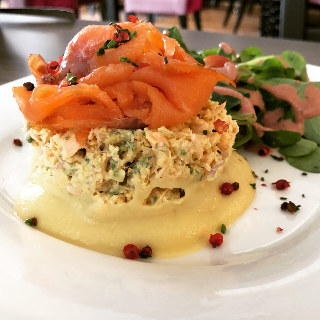 Rillette de saumon maison et sa compotée de pommes accompagné de sa mâche sauce à la betterave
#bistronomie #bras