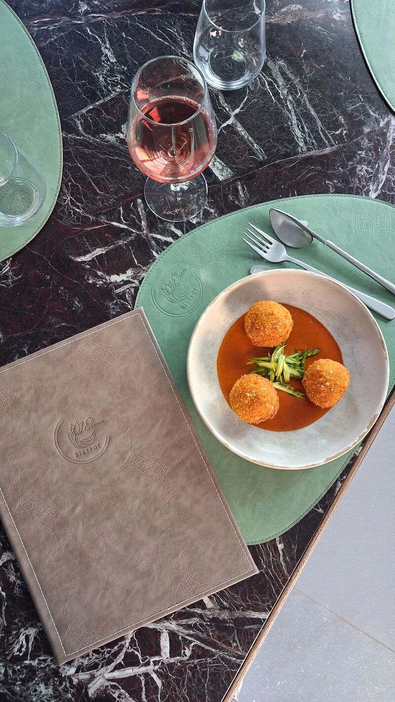 ARANCINI DI RISO,CREMA DI POMODORINI E TIMO,ASPARAGI CRUDI