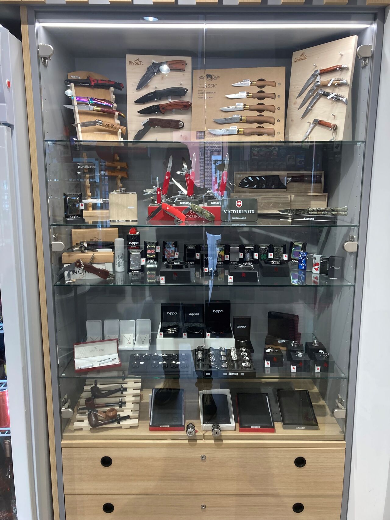 Couteaux et maroquinerie sont en vente chez nous. 