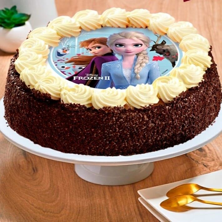 REINE DES NEIGES
Dès 2,43€ la part
Crème chocolat et génoise chocolat à l'effigie des célèbres soeurs Anna et Elsa.
