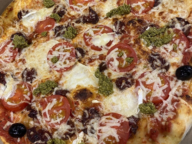 Corse
Tomates fraîches, figatelli, chèvre, pesto, fromage