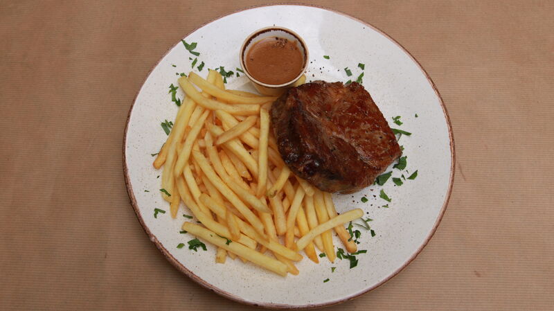Hovězí steak s omáčkou a hranolkami