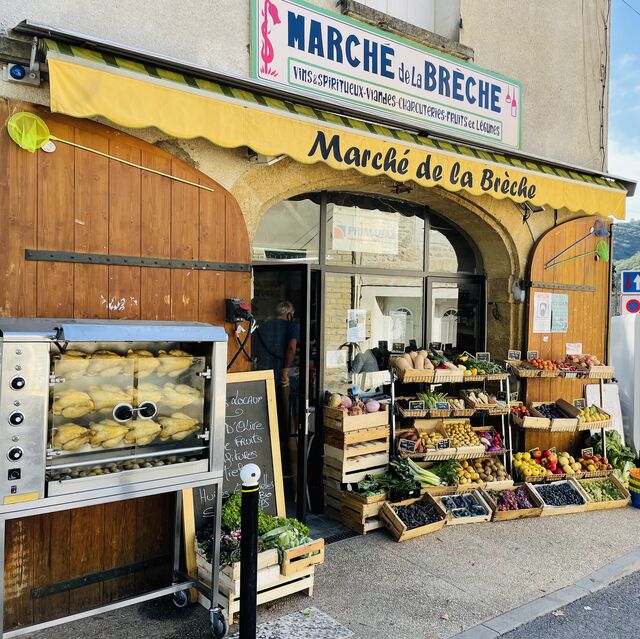 Marché de la brèche à Collias Pont du Gard