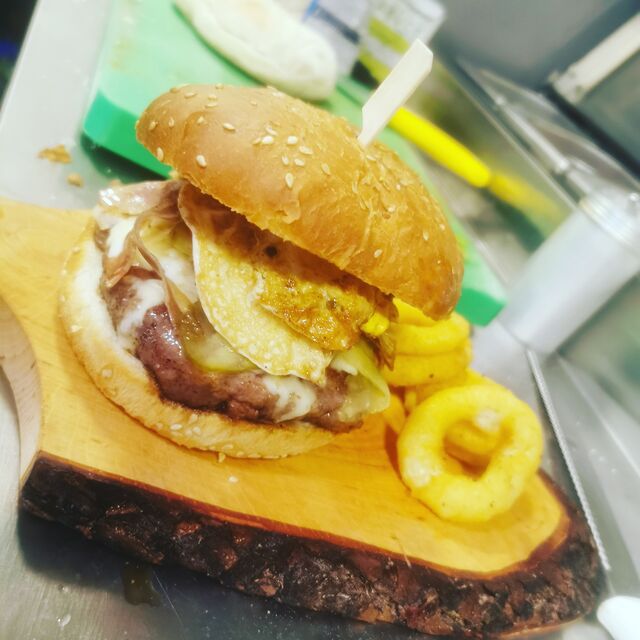 Burger Kladnjičanac s pohanom kapulom