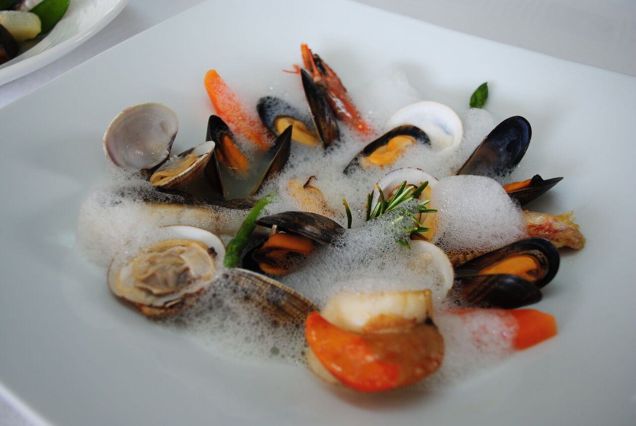 Assiette de fruits de mer au fumet de poisson sauvage