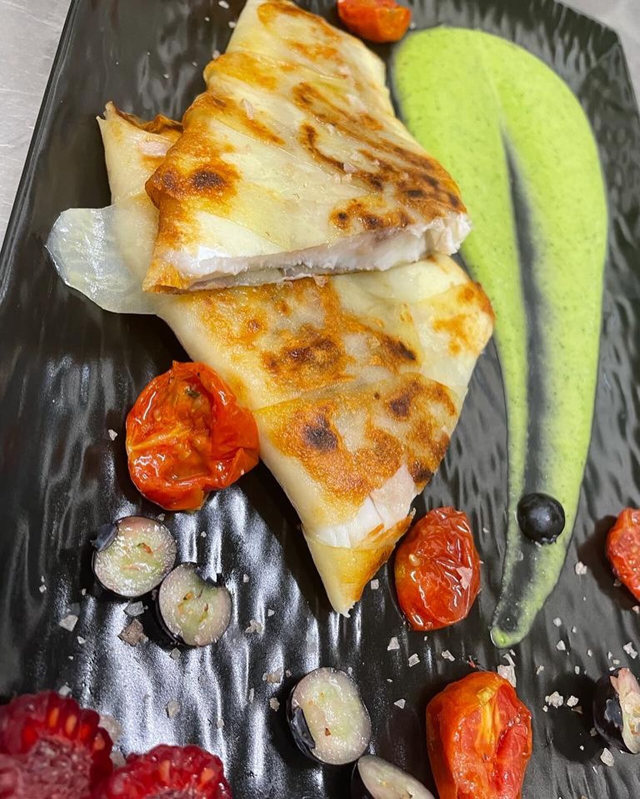 Filetto di branzino in crosta di patate e crema di zucchine 