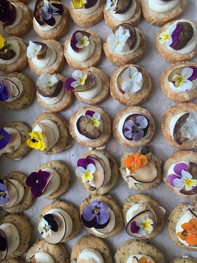 Bouchées végétariennes, sablé parmesan, mousse chèvre, pickles de radis noir