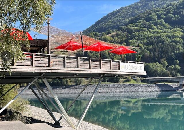 Terrasse qui surplombe le lac