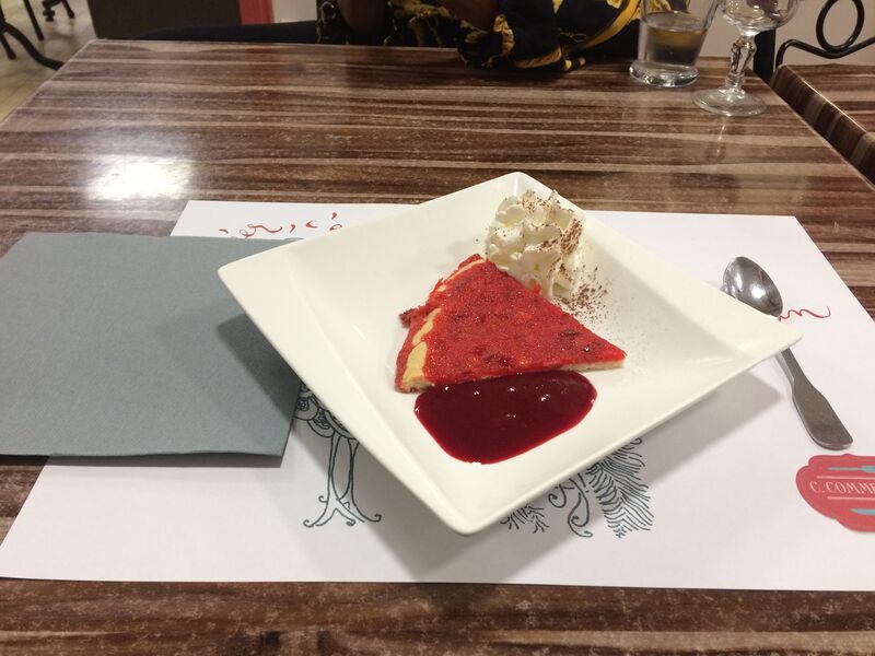 Tarte aux pralines maison avec son coulis de fruit frais.