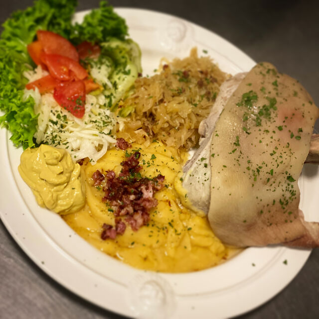 Eisbein mit Erbsenpüree und Sauerkraut 