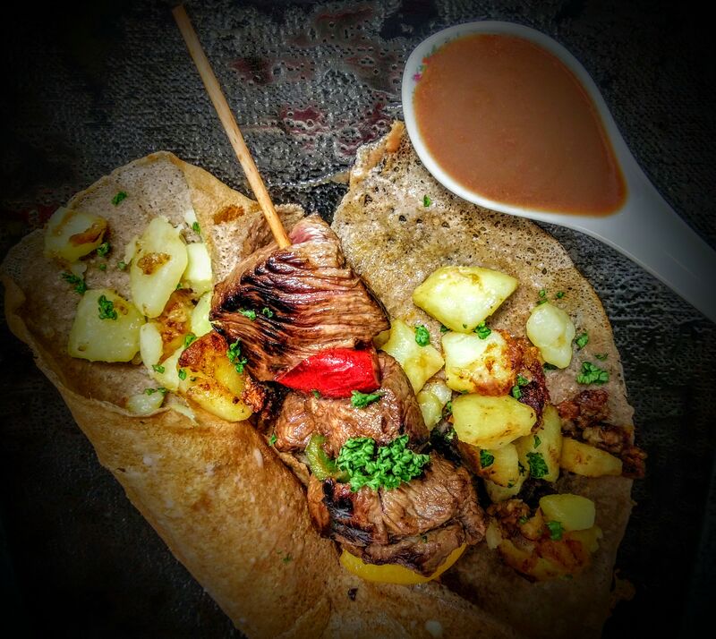 Galette, brochette de boeuf aubrac, pomme de terre sautées sauce barbecue maison