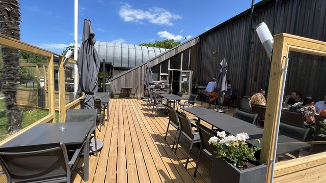 La terrasse également neuve, orientée Sud-Ouest