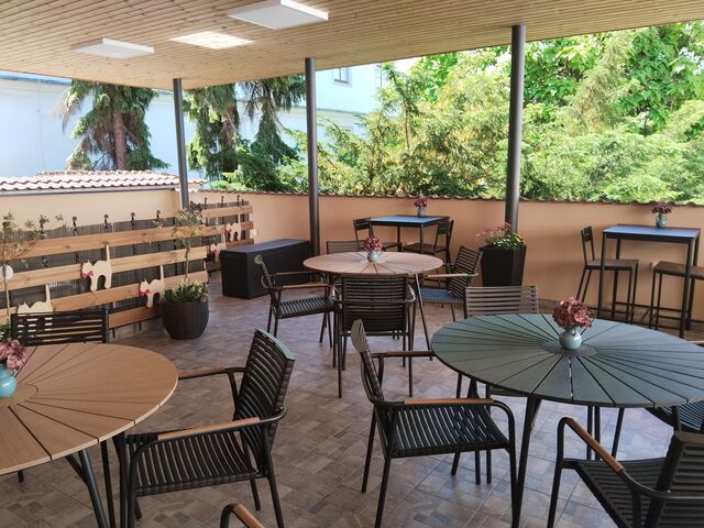 Otevřena v pracovní dny od 9 do 15 hodin v 1. patře Jídelny u Kocourků - u Zámku. 