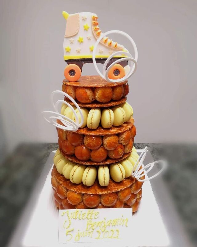 Pièce montée (assemblage de choux et de macarons)