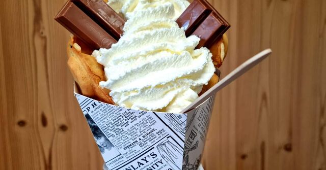 Bubble gaufre au nutella, crème fouettée et kit_kat en gourmandise