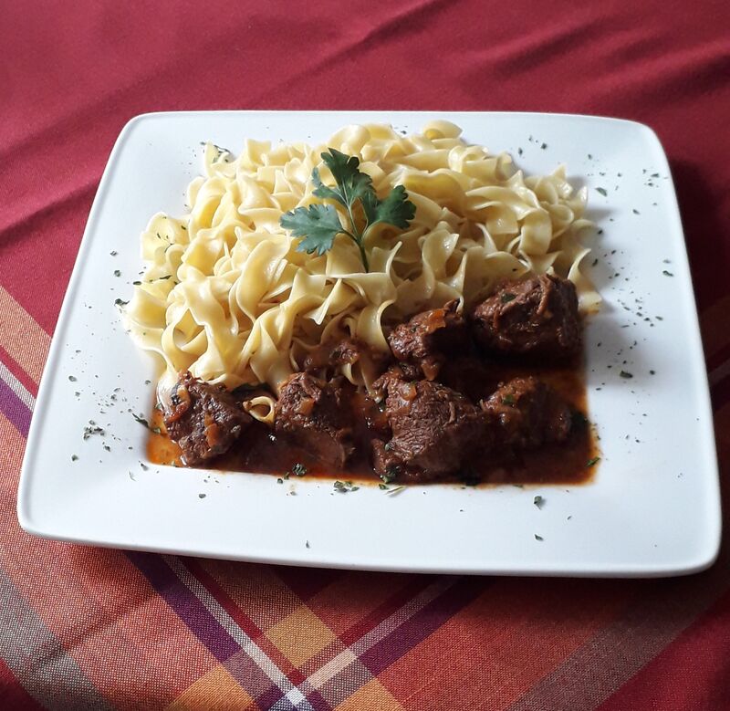 Lammgulasch in Rotwein- Tomatensauce mit Bandnudeln