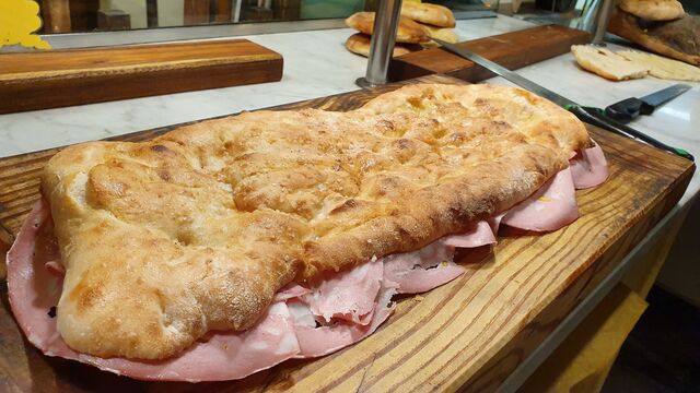 Schiacciata con mortadella