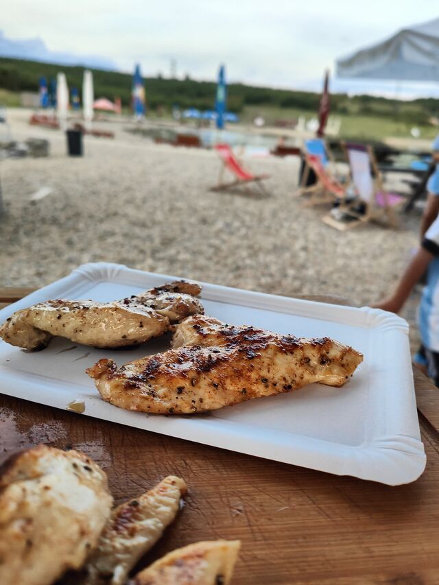 Ochutnej kuřecí stejky z grilu i jezera Milada, předpřipravené metodou sous vide
