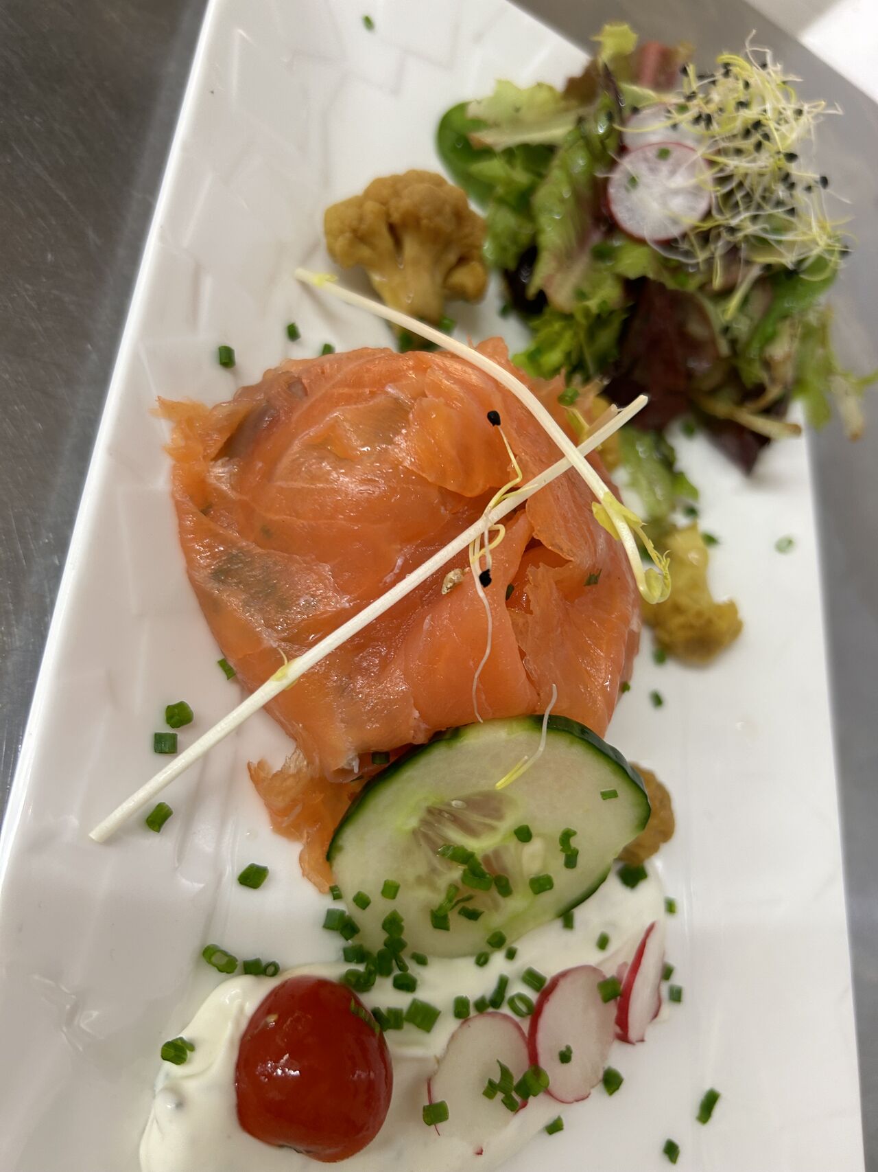 Aumônière de saumon à la chair de crabes pickles de légumes