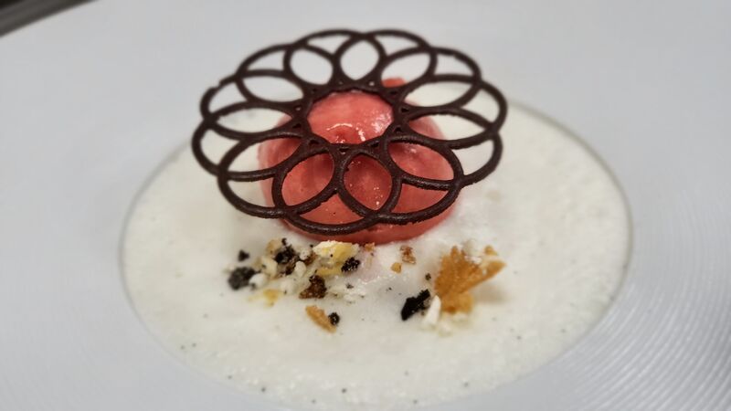 Fantaisie aux fraises, meringue, sorbet fraise, émulsion légère