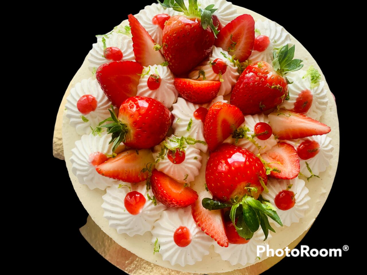 Fraisier
Génoise imbibé au sirop crème mousseline vanille confiture de fraises maison fraises chantilly 