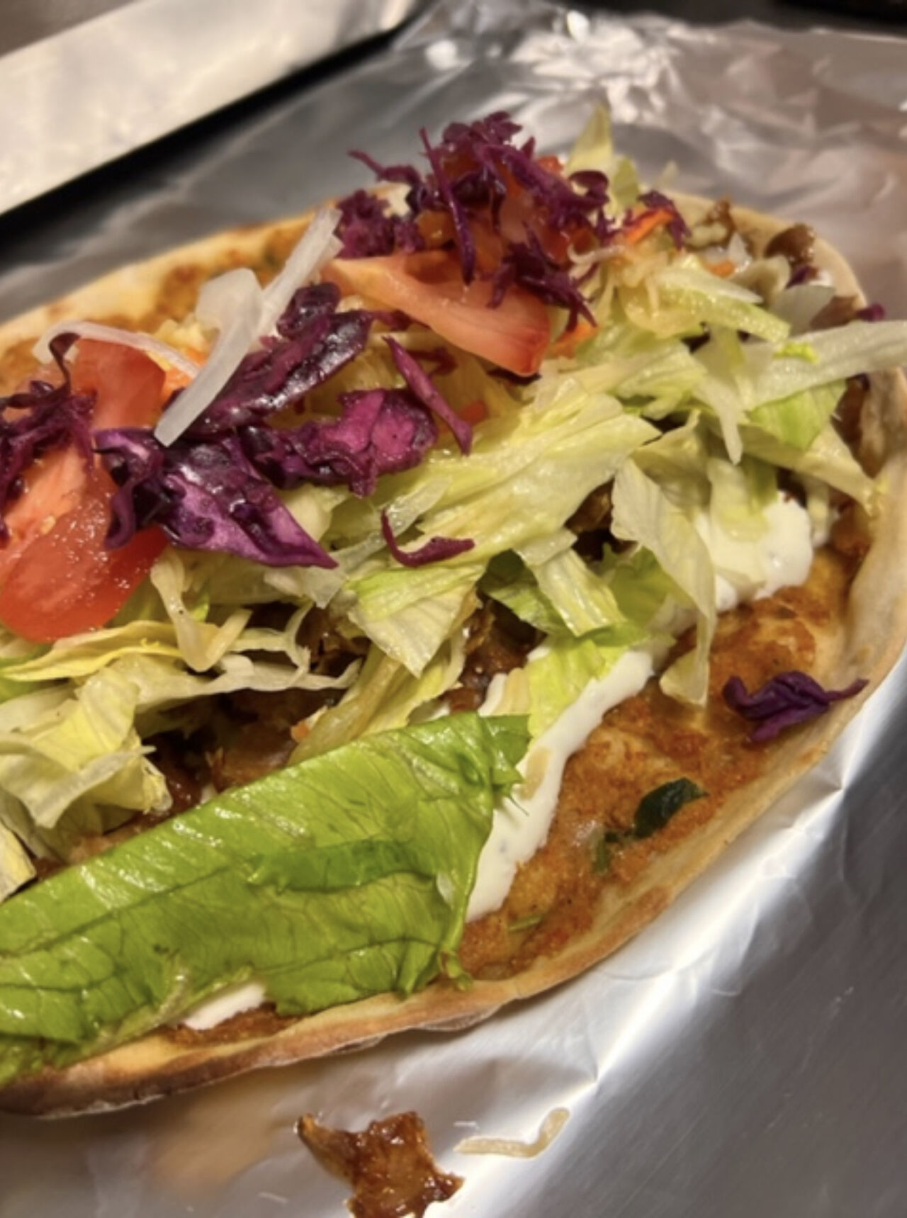 Lahmacun mit Salat „ungerollt“