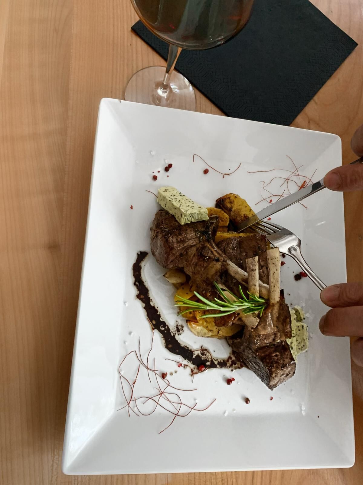 Lamm- Grillteller, Variation aus Lammkrone und Lamm hüfte in Balsamicojus und Kartoffelspalten 