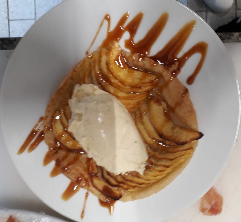 Tarte fine aux pommes, caramel beurre salé, glace vanille