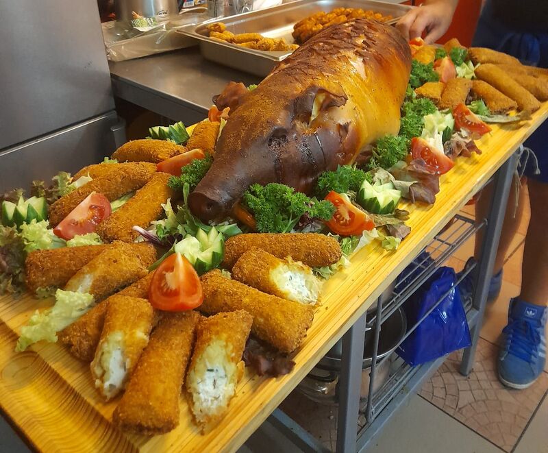 Spanferkel auf Brett