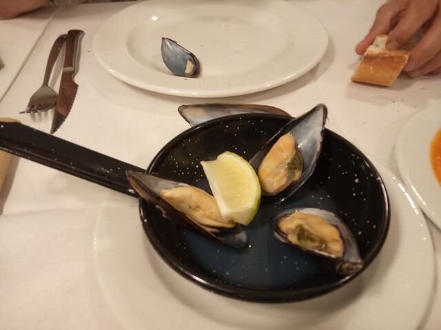 Mejillón Gállego al natural,salsa verde y tomate casero.