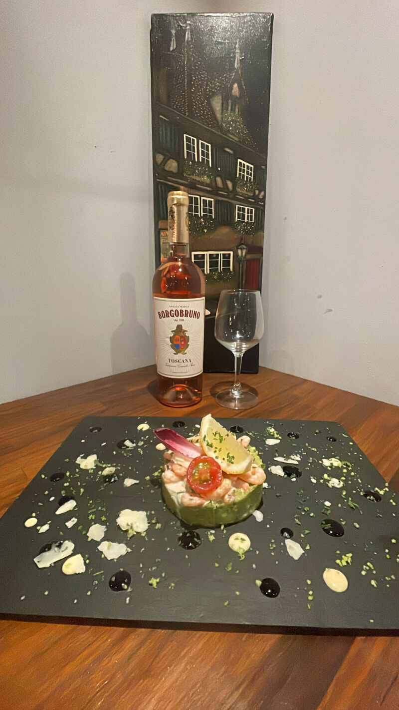 Avocat crevette sauce cocktail avec sa bouteille de rosé borgobruno 