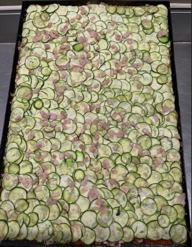 PIZZA CON ZUCCHINE E PROSCIUTTO COTTO