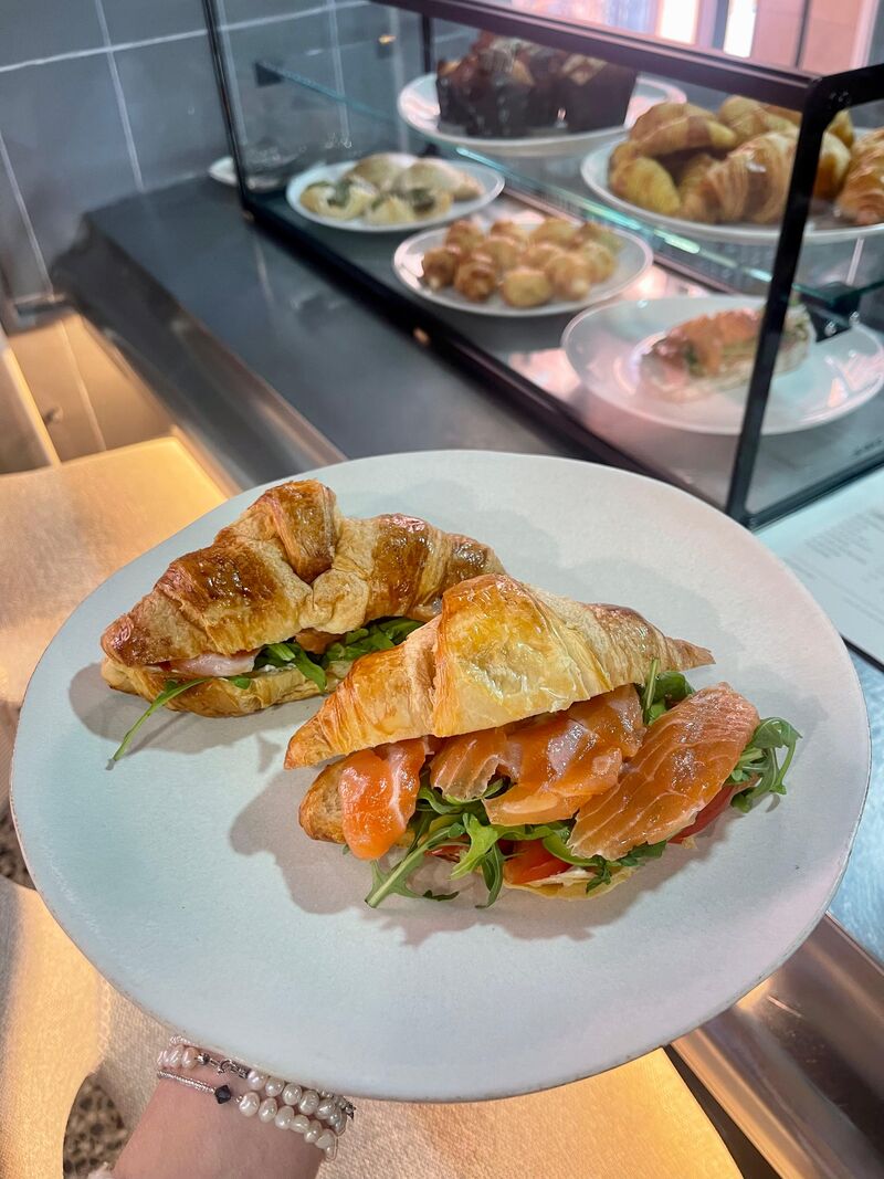 Croissant con salmon, aguacate, rucula y tomate 7.00€ (1ud)