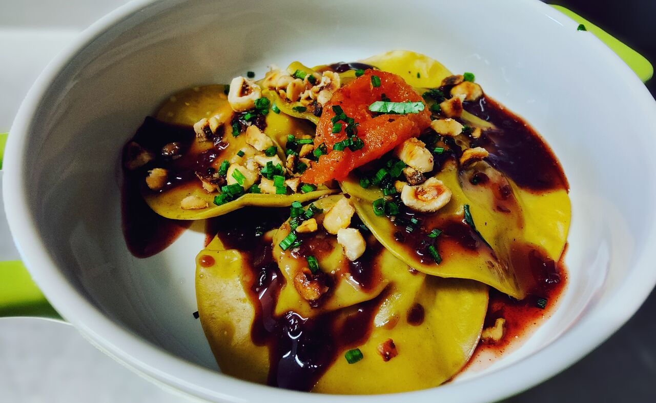 Ravioles au foie gras, sauce au Porto et noisettes torréfiées