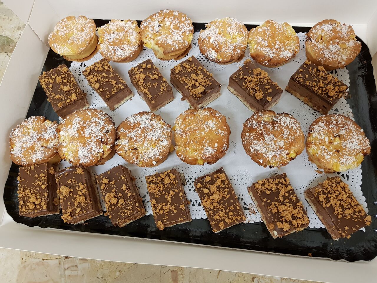 Un plateau avec des gâteaux
45€