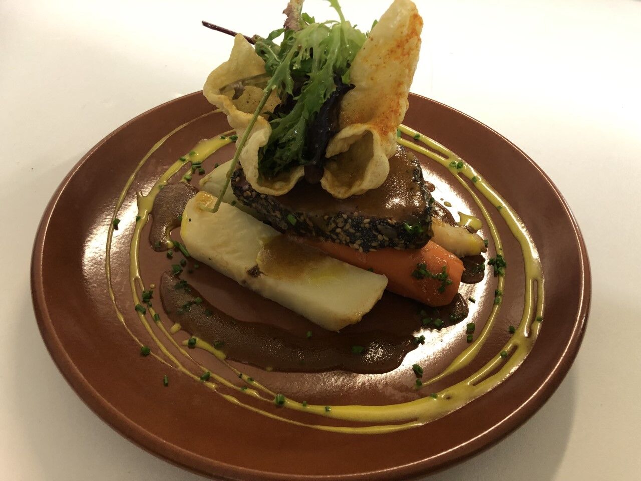 Pavé de thon aux graines snacké, légumes du moment et sauce aigre-douce