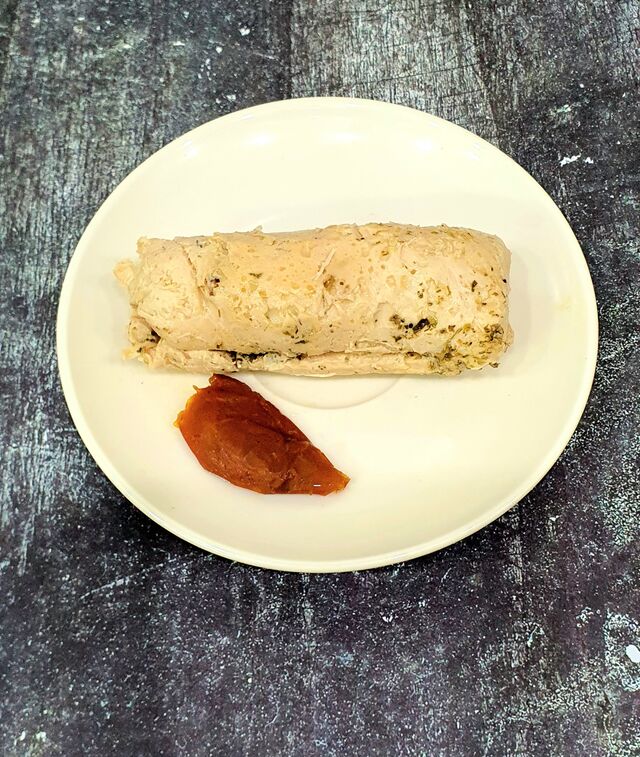 Roladka drobiowa z serem pleśniowym i suszonymi pomidorami