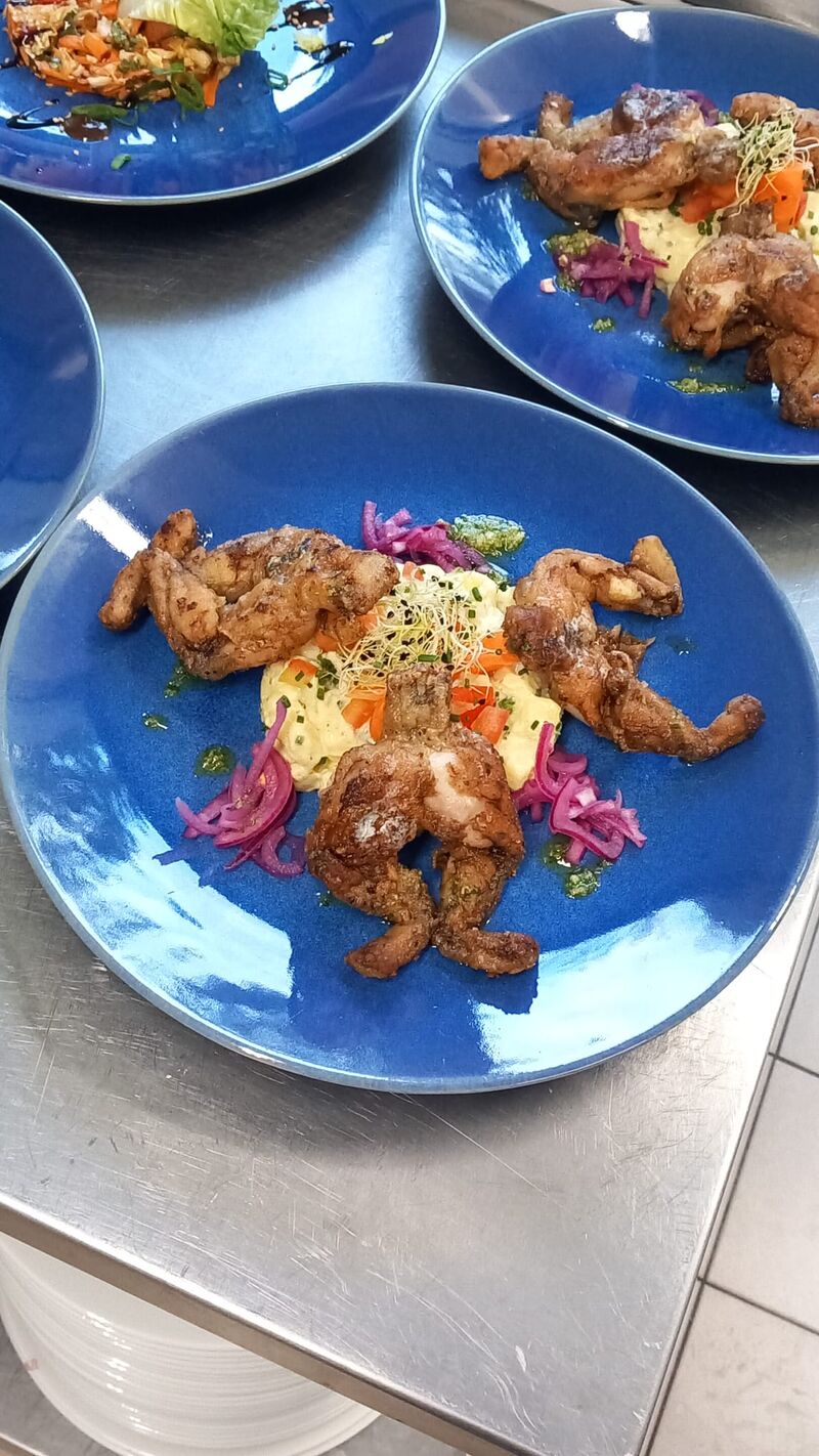 Cuisses de grenouilles en persillade et salade de pommes de terre