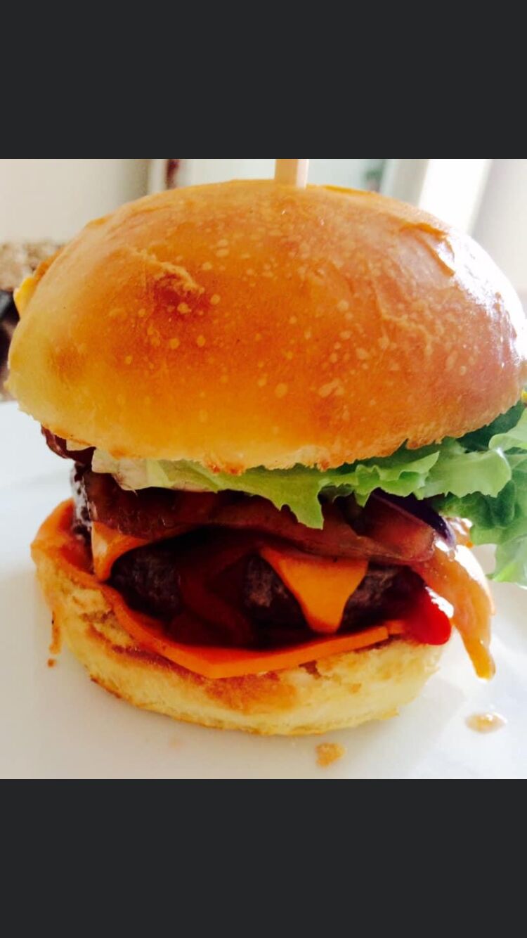 le Burger du chef - Steak charolais- cheddar- oignon rouge- bacon- salade- tomate