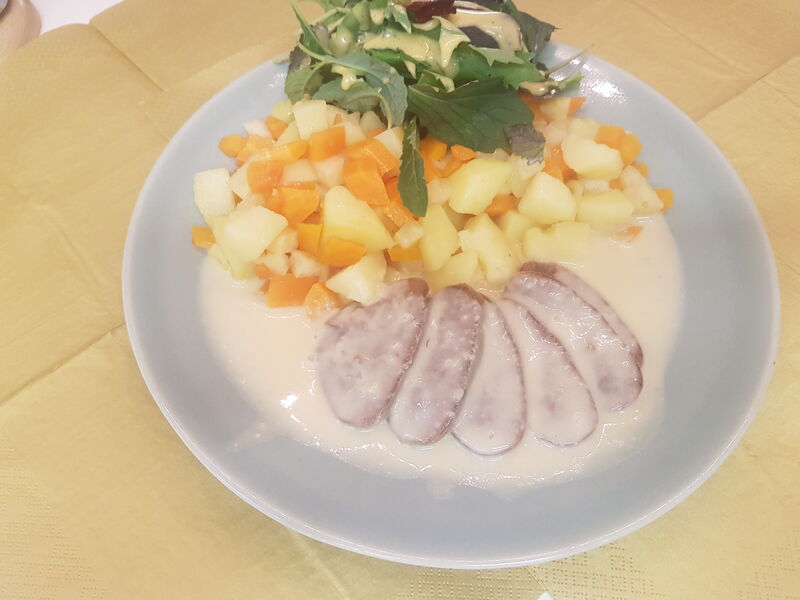 Rinderzunge gekocht mit Merrettichsosse und Boullionkartoffeln