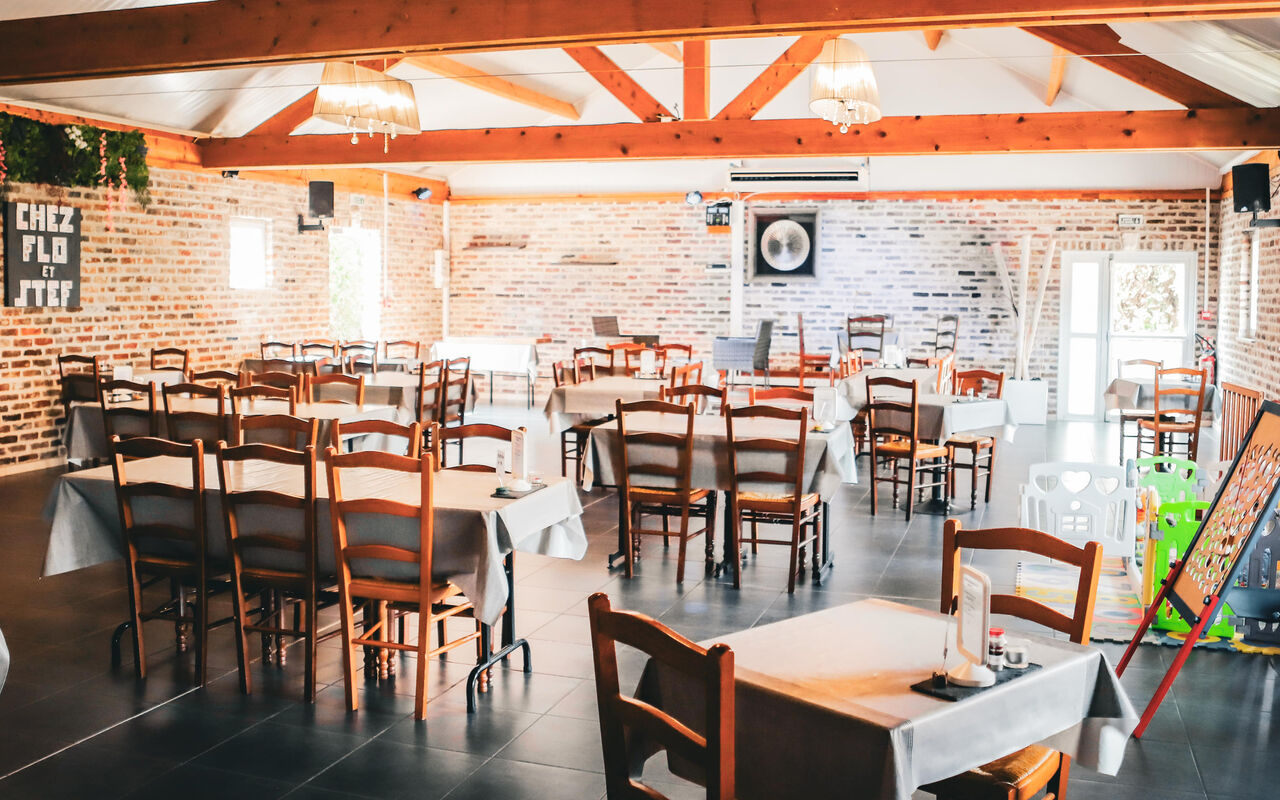 Salle spacieuse et lumineuse