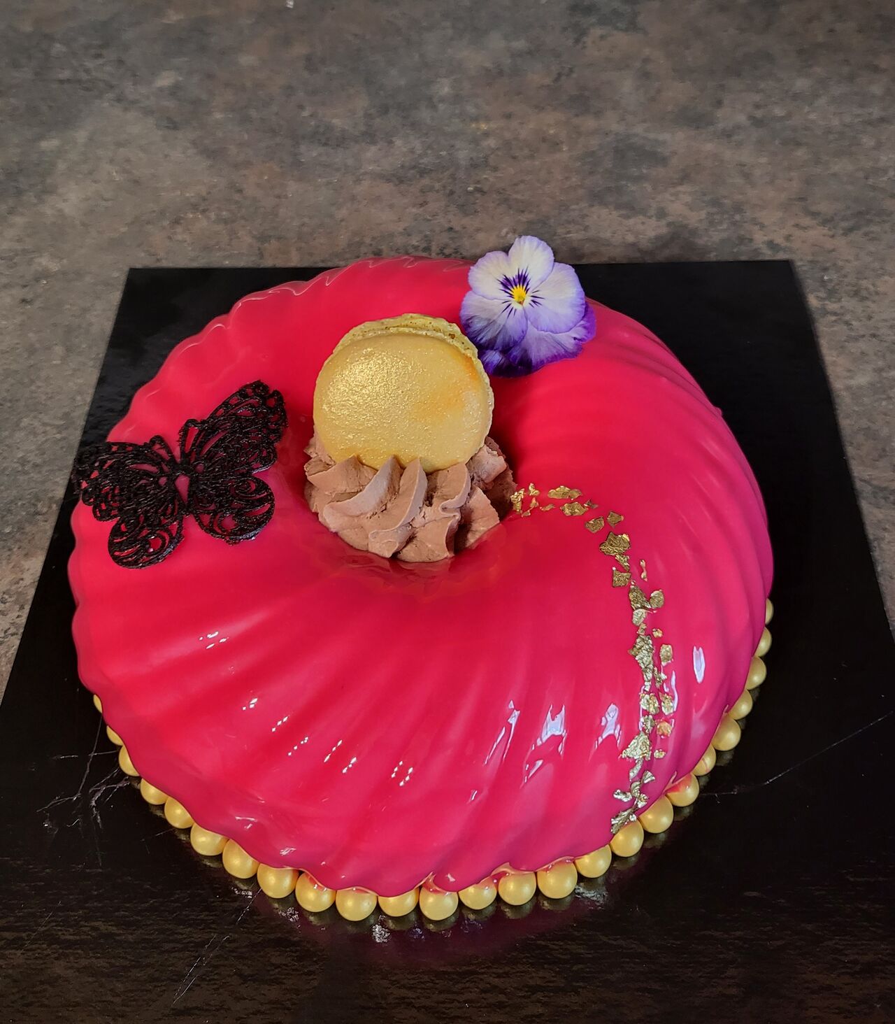 Duo de chocolat noir et dolcey génoise cacao et craquant à la framboise et à la rose