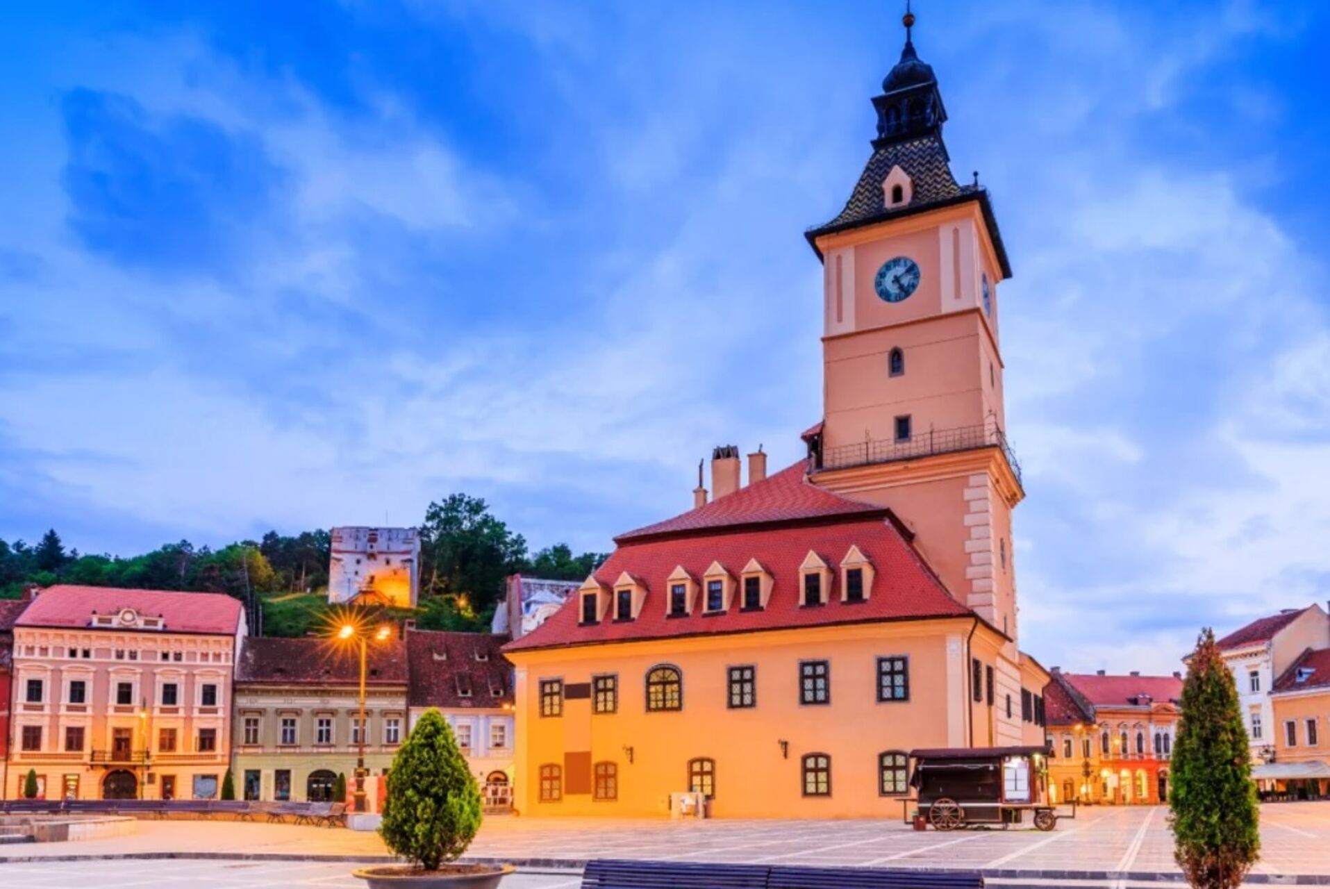 Bucură-te de farmecul Brașovului chiar din inima Pieței Sfatului!